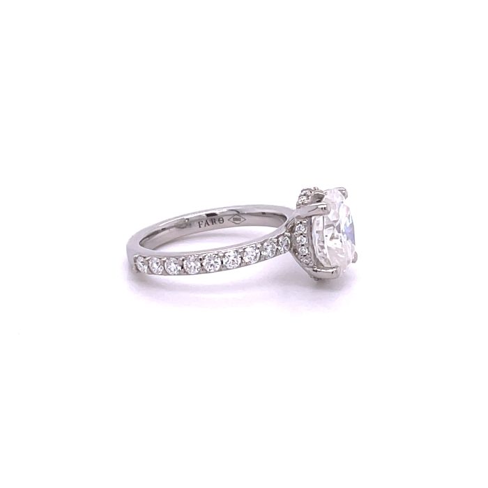 Oval moissanite engagement ring with invisible halo 3,32 ct DEW* - FARO para toda la vida