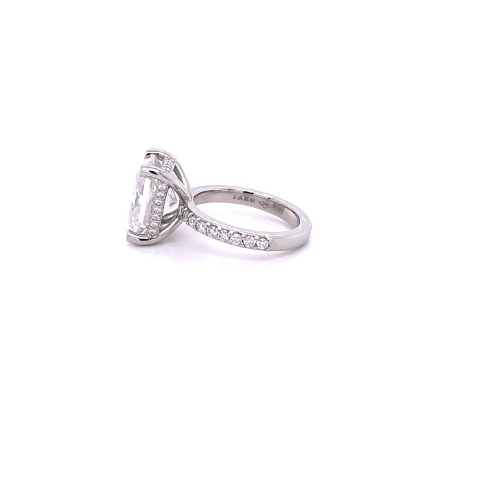 Radiant moissanite engagement ring with invisible halo 5,92 ct DEW* - FARO para toda la vida